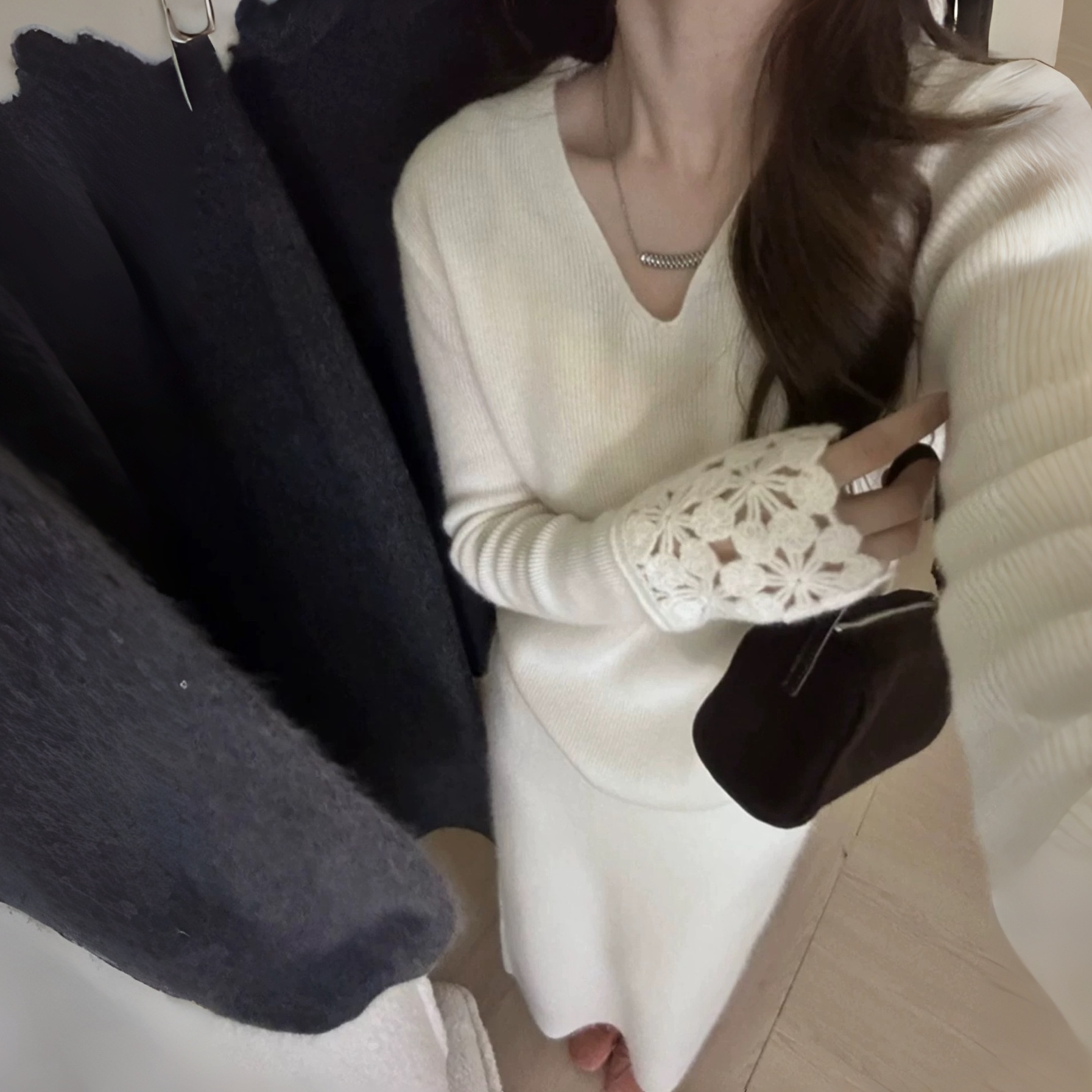 『送运费险』钩花袖口V领针织衫