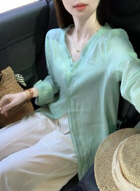 法式绿色V领防晒长袖衬衫女夏季薄款高级感透气绝美衬衣减龄上衣