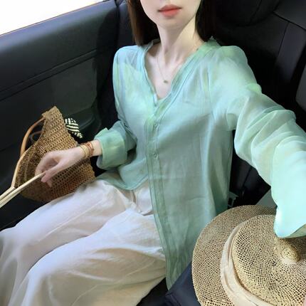 法式绿色V领防晒长袖衬衫女夏季薄款高级感透气绝美衬衣减龄上衣