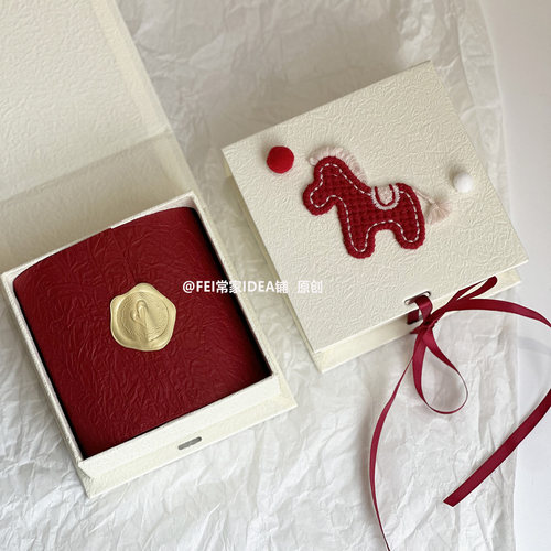 中国红小马刺绣翻盖礼品盒