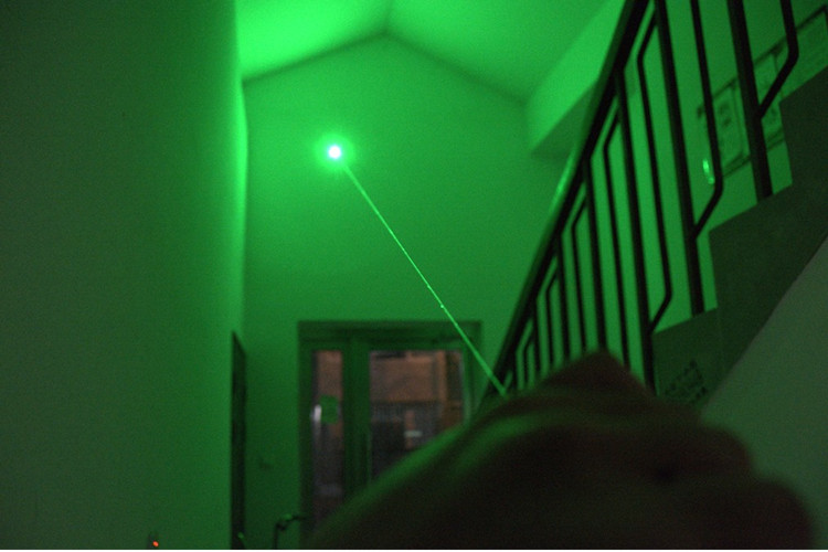 laser303ÂÌÉ«¹â¼¤¹âÊÖµçÂúÌìÐÇÂÌÍâÏß¼¤¹âµÆ¿É³äµç³¬Ô¶Éä±Ê10000