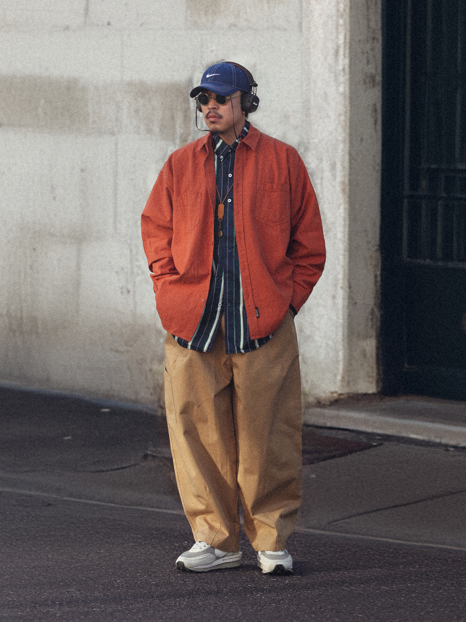 纯色贴标装饰休闲衬衫