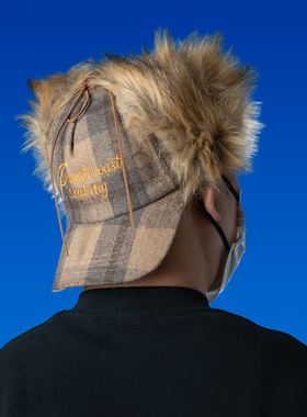 DABOE复古格子毛呢鸭舌帽子毛绒护耳保暖字母刺绣显瘦棒球帽