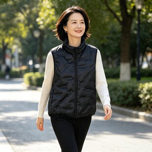 居家休闲中年女性日常通勤轻薄城市漫步中老年马甲郊外徒步
