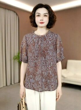 中老年女士绿色碎花薄款短袖T恤宽松大码上衣搭配白色裤子显瘦时
