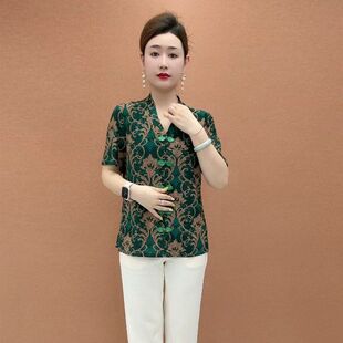 中老年女士绿色印花V领短袖T恤宽松大码薄款上衣搭配白色九分裤春