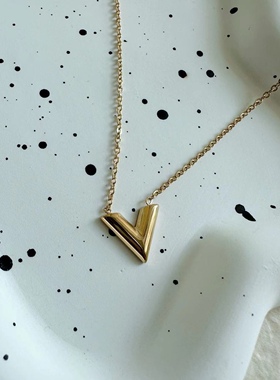 新款简约金色小众轻奢V字母项链女夏锁骨链网红不掉色