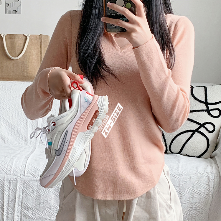 Nike女子白粉毛绒气垫休闲老爹鞋