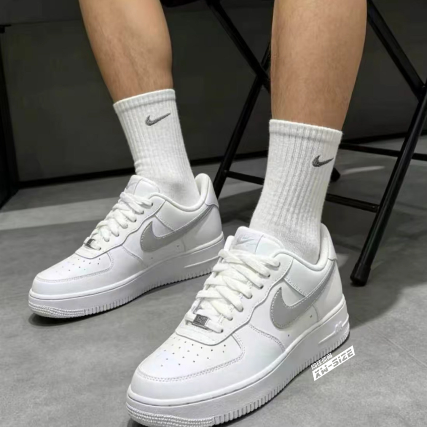 Nike耐克AirForce1男AF1白银板鞋