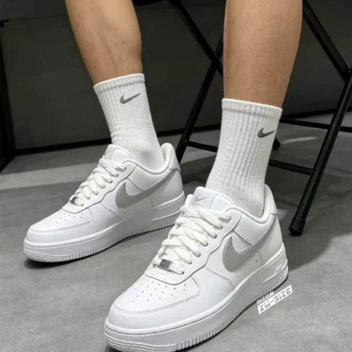 Nike耐克AirForce1男AF1白银板鞋