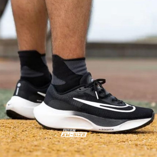 Nike碳板ZoomFly5跑鞋