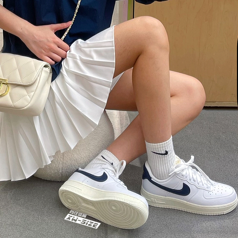 Nike耐克女子白黑空军AF1板鞋