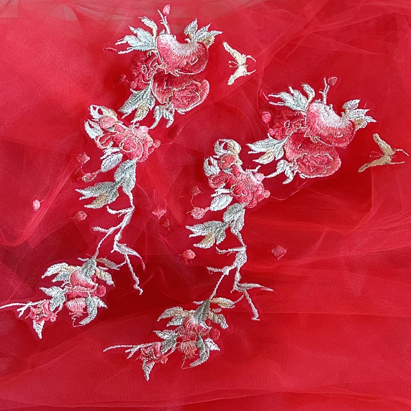 红底网纱花朵蝴蝶刺绣布贴辅料