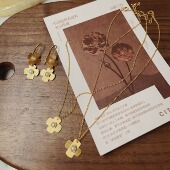 天然淡水珍珠珍珠镀金十字花朵耳环 西班牙Apres Ski 项链