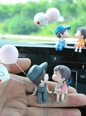 可爱风亲嘴仪表台边缘汽车摆件