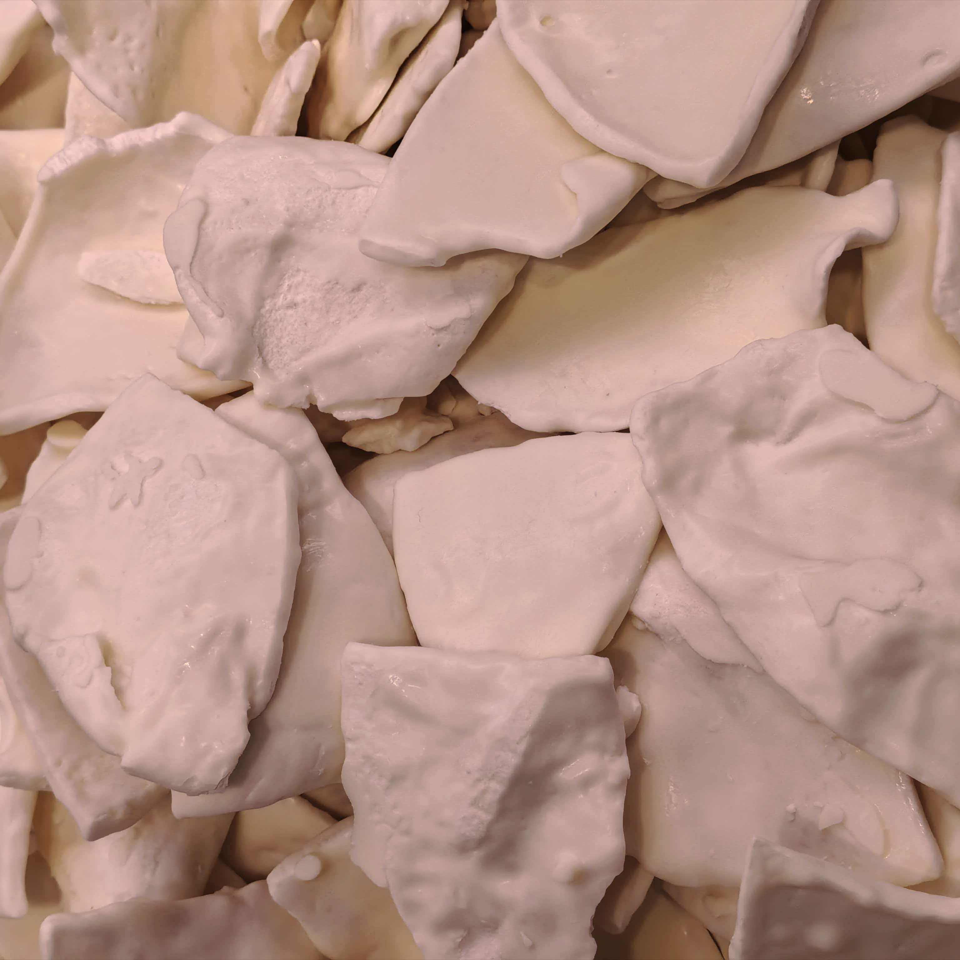 薛记炒货白巧椰子脆冻干椰肉巧克力涂层椰香味很浓很酥脆微甜好吃