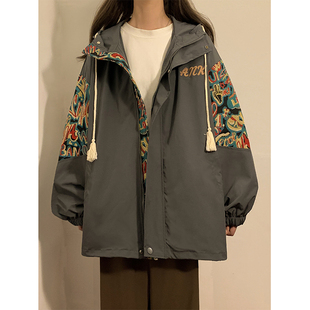 户外休闲防水冲锋衣 新款 国潮刺绣外套女胖mm大码 宽松学生夹克春季