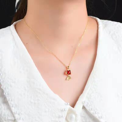 新款水晶红色小金鱼吊坠18K钛钢女士锁骨链饰品项链玫瑰金红水晶