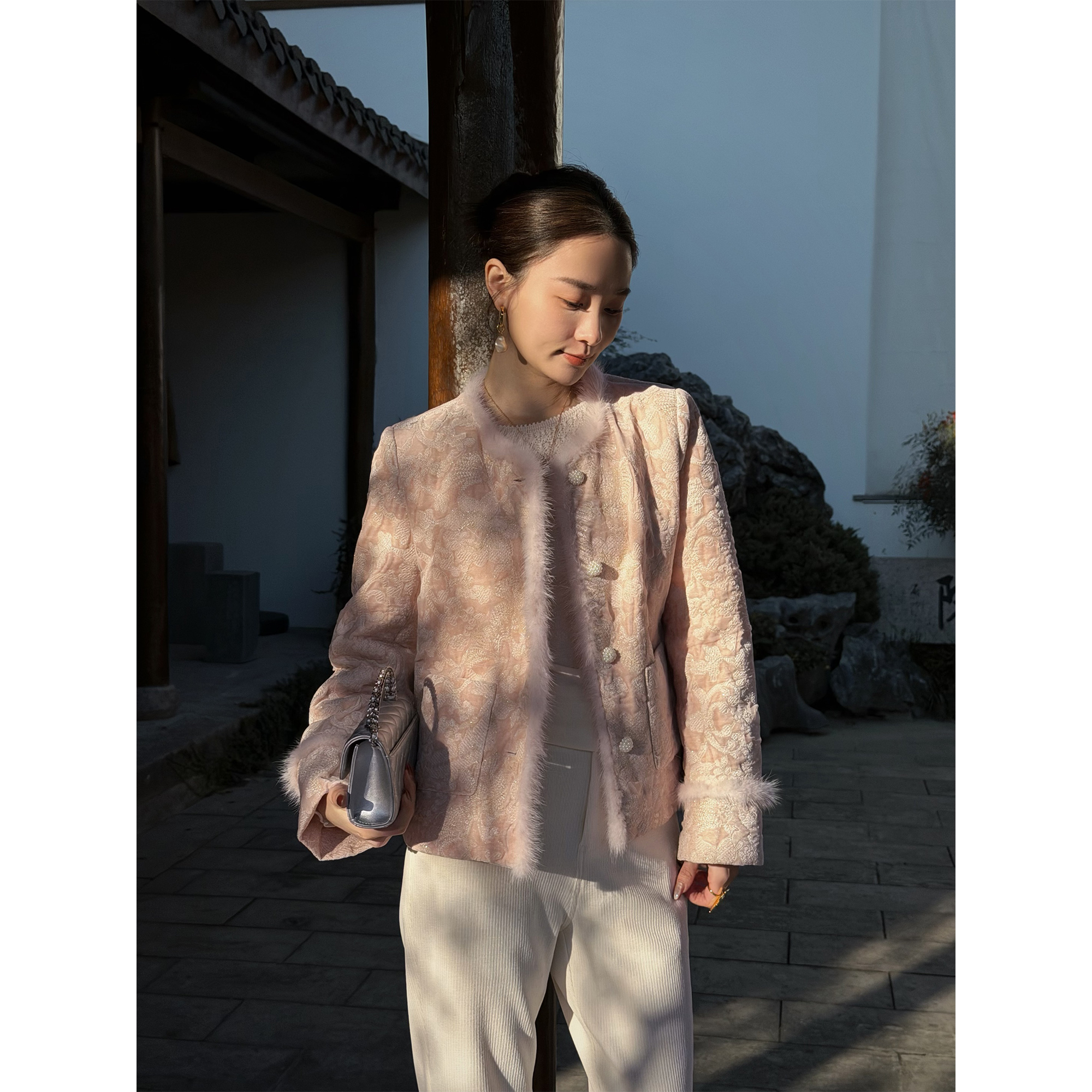 邱莹莹 HELA AOMI “烟霞芷.鎏金刺绣”白鸭绒+水貂毛国风羽绒服