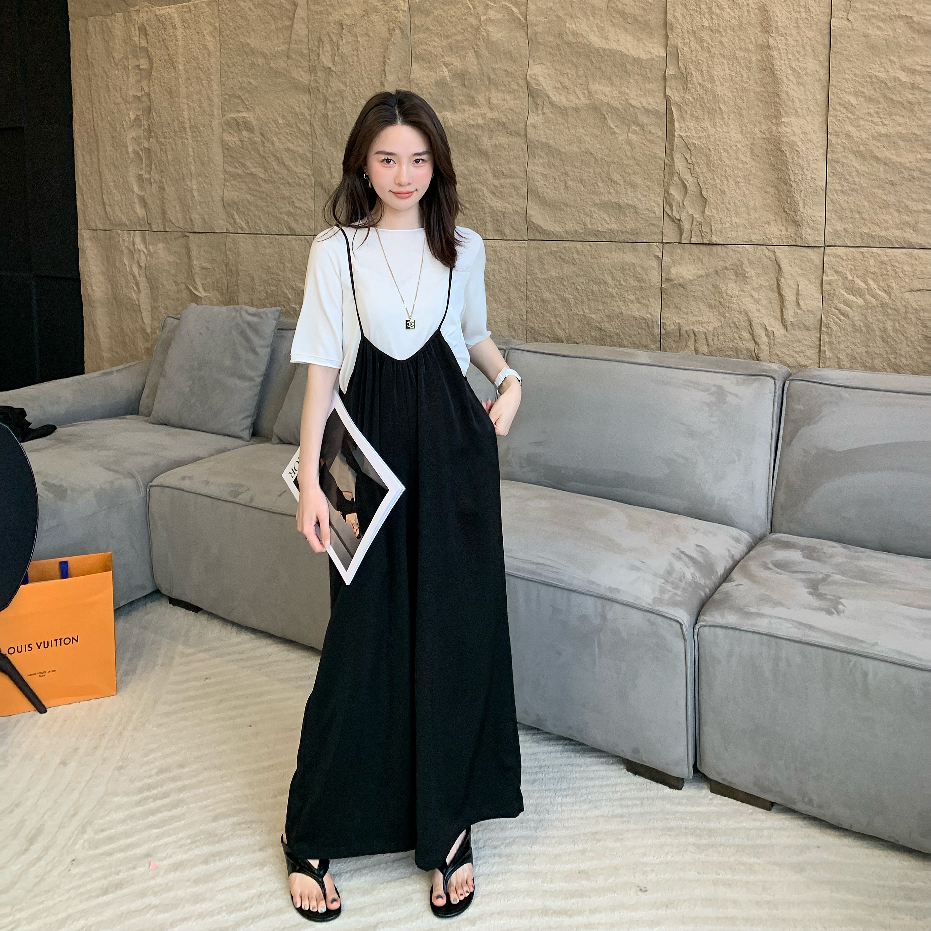 邱莹莹 "超冰凉吊带裤"2026夏季新款黑色抗皱显瘦细肩带V领背带裤
