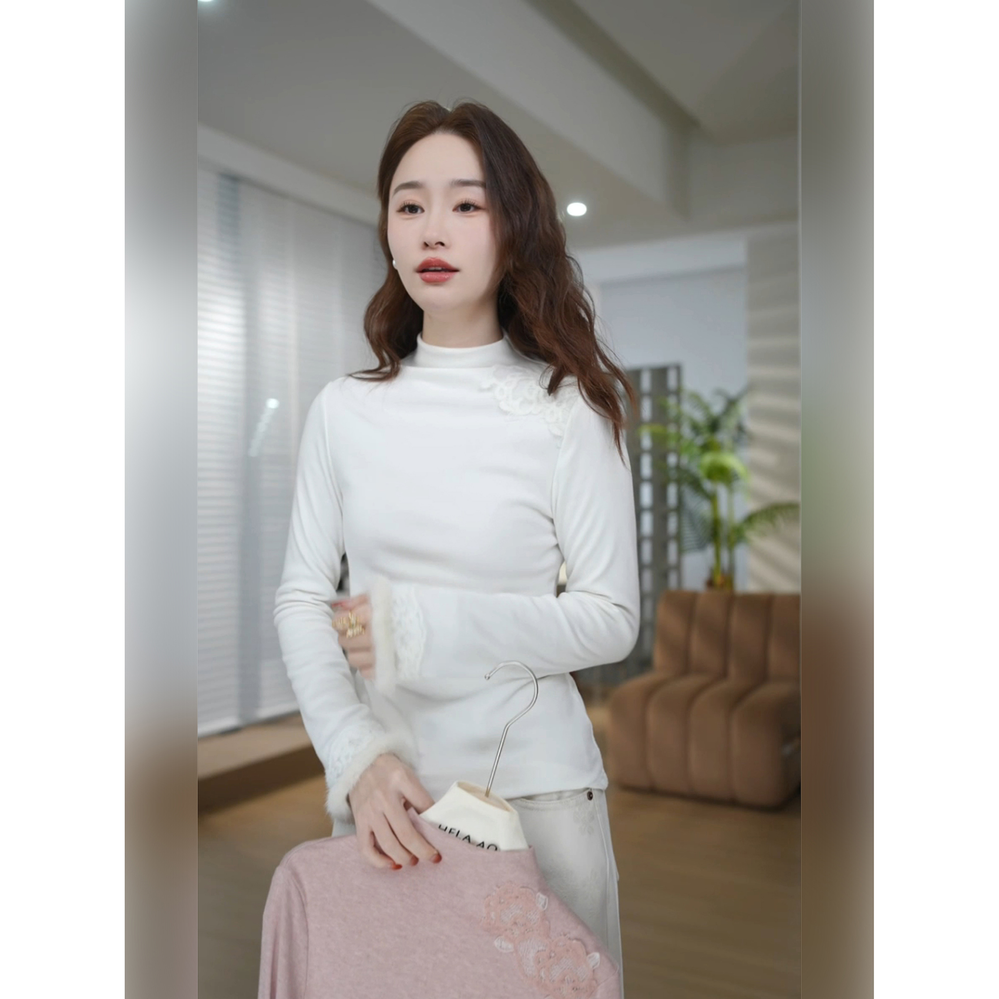 邱莹莹 HELA AOMI“水貂织花” 立体花朵小众洋气打底针织衫