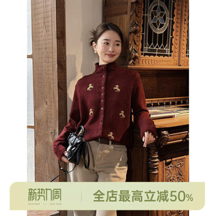 绵羊毛半高领小马刺绣针织衫 鸿运金马 AOMI 邱莹莹HELA