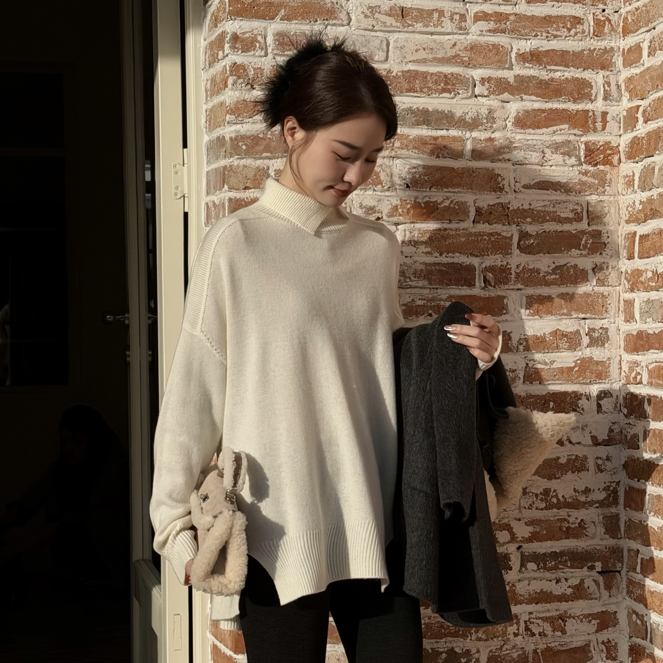 邱莹莹 HELA AOMI “松弛静奢polo”绵羊毛100%前短后长针织衫