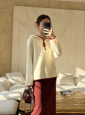 邱莹莹 HELA AOMI “幸运小马卫衣”色彩叠穿风半拉链多穿式卫衣