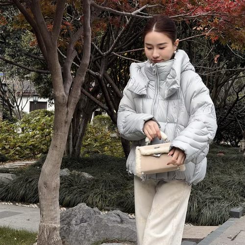 邱莹莹 HELA AOMI“波兰进口·小暖炉”90鹅绒修身围脖领羽绒服