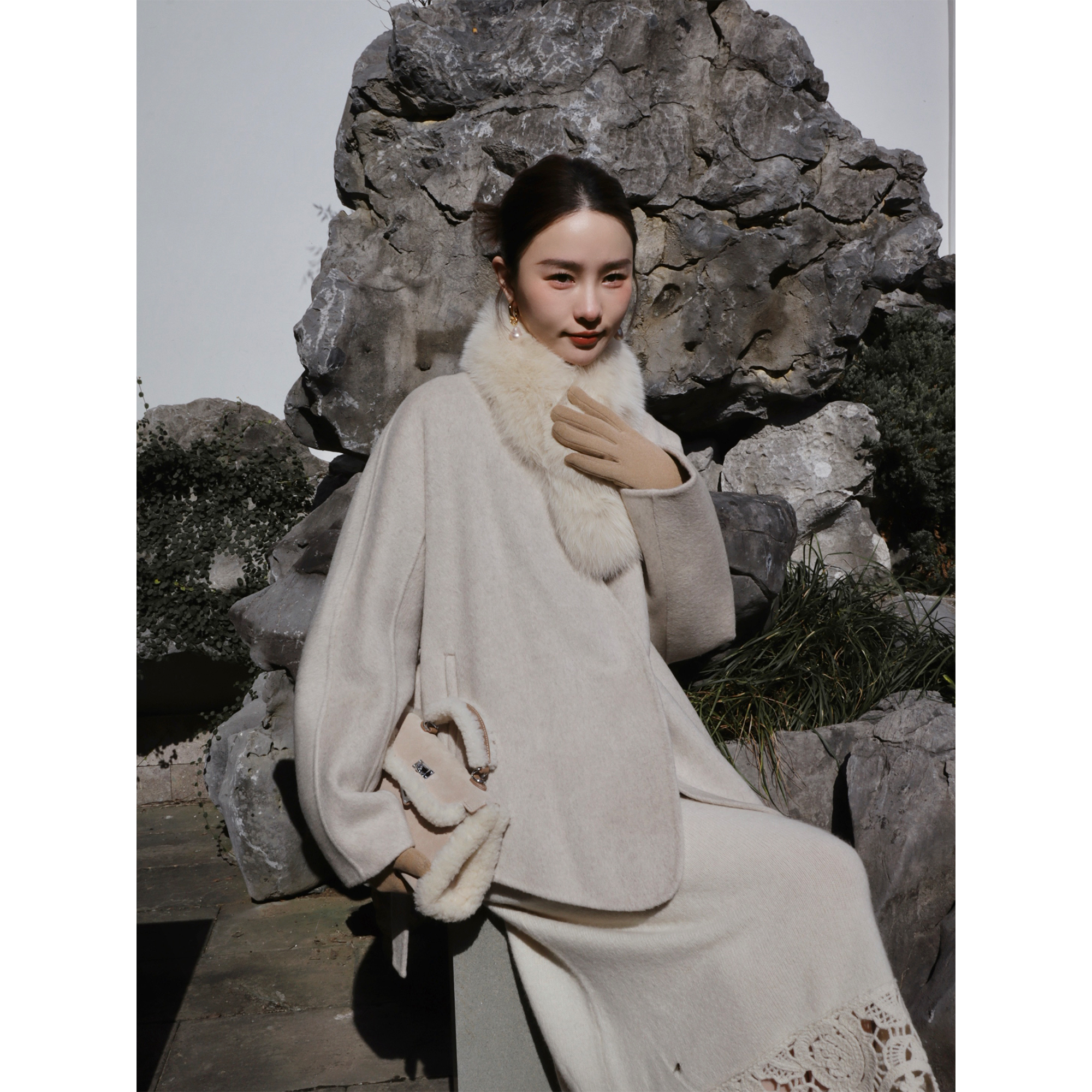 邱莹莹 HELA AOMI “雪淞”绵羊毛60.2%+山羊绒13.5%+莱赛尔大衣