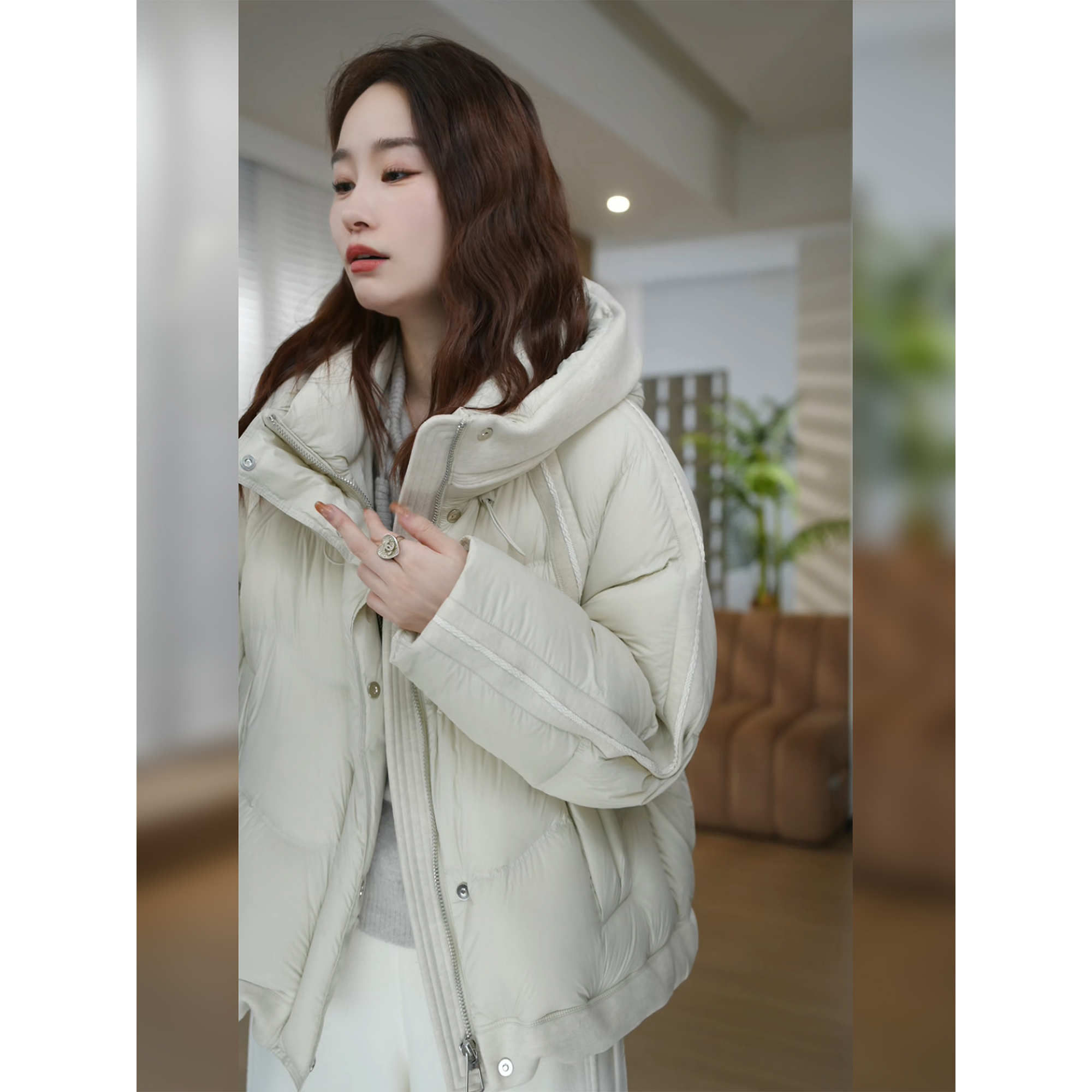 邱莹莹 HELA AOMI“原单线.云朵羽绒”85白鸭绒连帽短款羽绒服