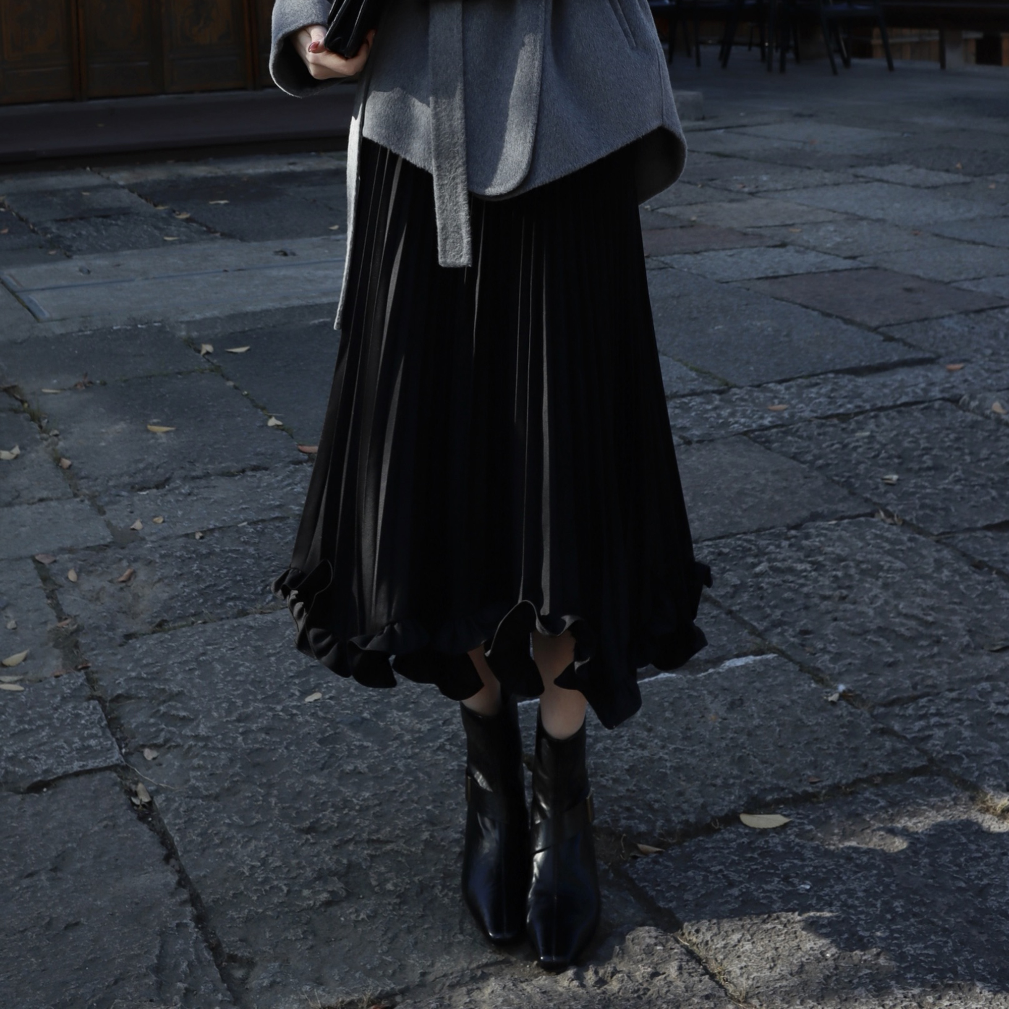 邱莹莹 HELA AOMI “步履生花”斜纹肌理中长款高腰设计半身裙