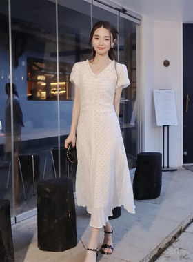 邱莹莹 HELAAOMI“瘦瘦波点”莱赛尔波点V领高级感气质短袖连衣裙