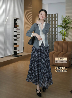 邱莹莹 HELAAOMI“假两件帽衫”超高细度绵羊毛假两件连帽针织衫