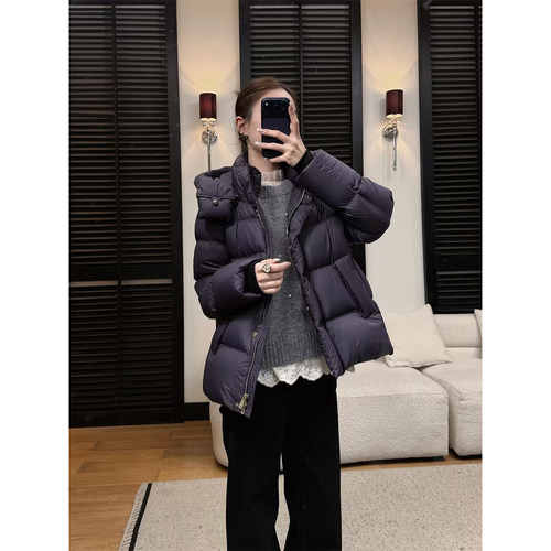 邱莹莹 HELA AOMI “经典鹅”90白鹅绒短款精简泡芙羽绒服