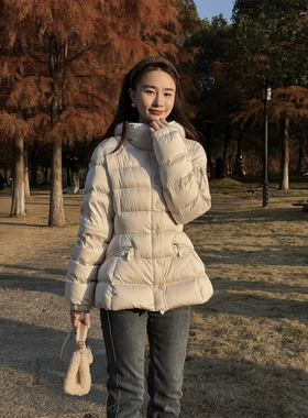 邱莹莹 HELA AOMI “蒙家小裙摆”90白鸭绒掐腰连帽短款羽绒服