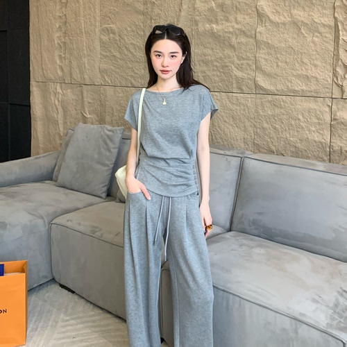 邱莹莹“全员自留”简约设计连肩短袖T恤+松紧腰垂感休闲裤两件套