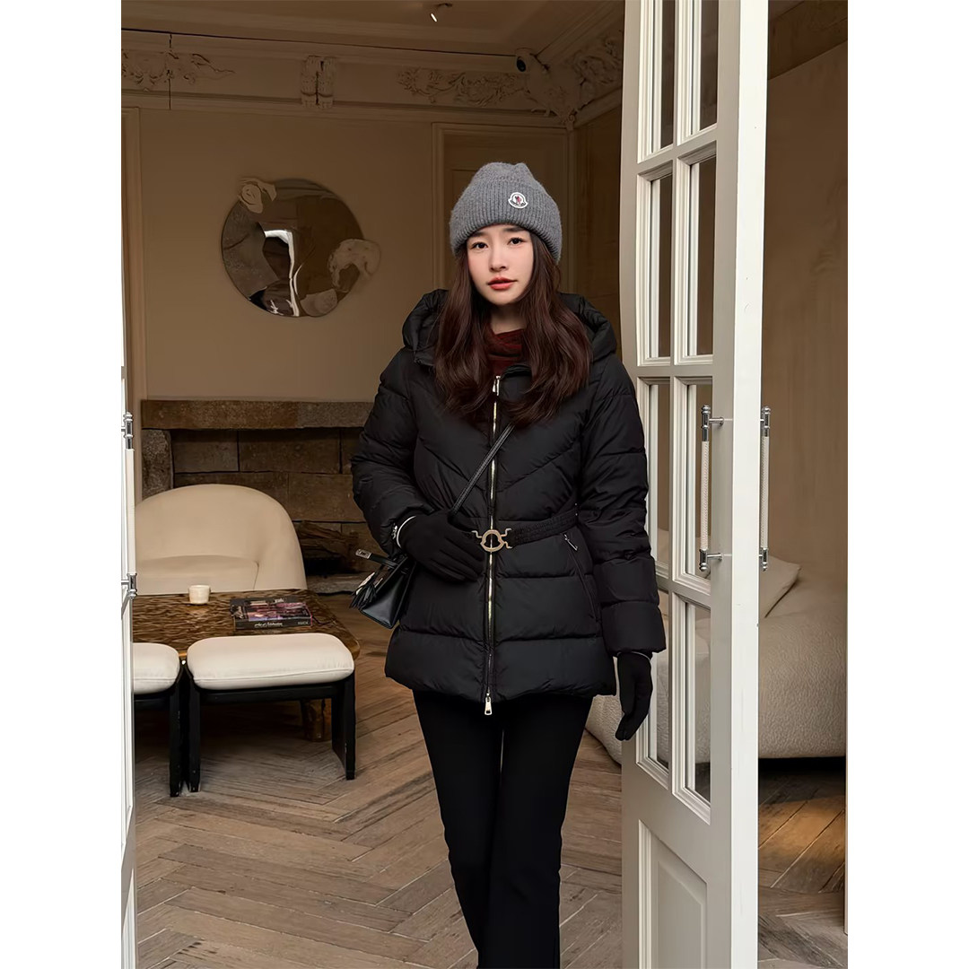 邱莹莹 HELA AOMI“进阶小蒙”90鸭绒连帽腰带收腰短款羽绒服