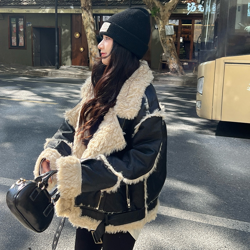 酷飒风黑色皮毛一体外套女秋冬超火好看加绒加厚羊羔毛机车服夹克图片
