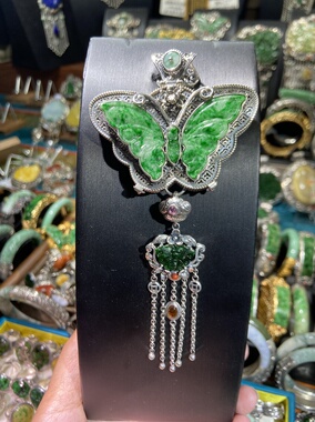 嘎乌盒蝴蝶吊坠鎏金银色