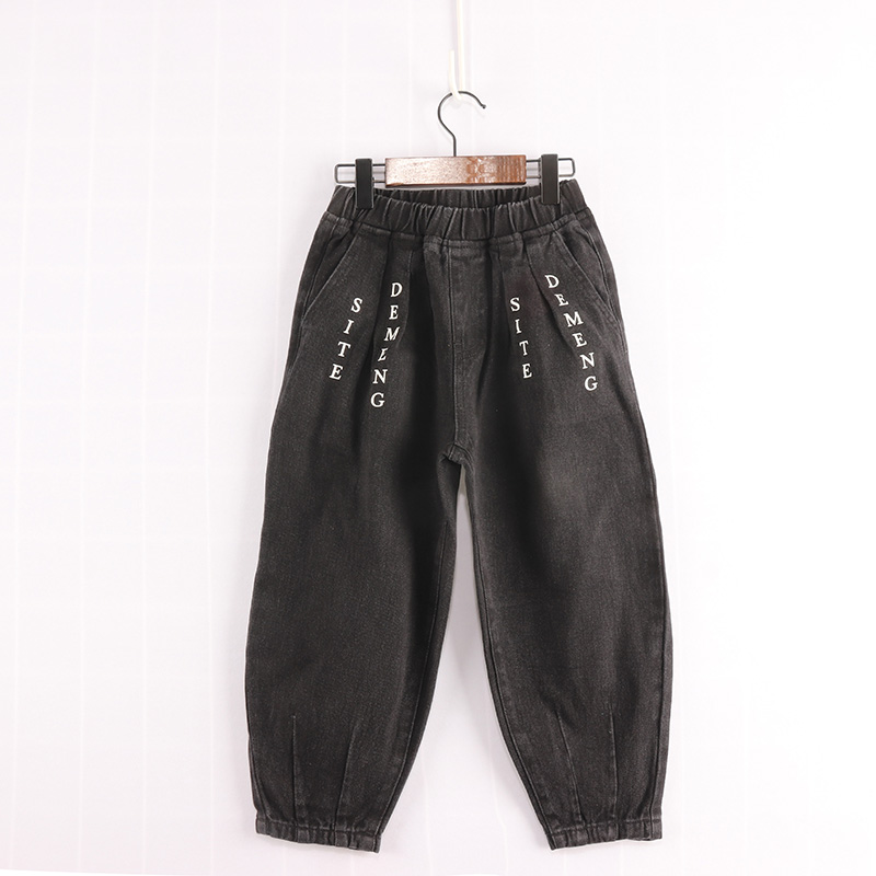 男童个性裤脚褶皱白色字母牛仔裤