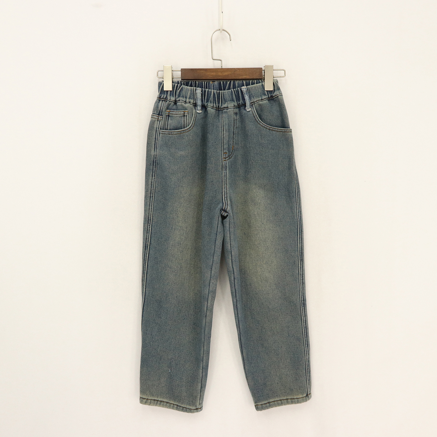 后口袋割破白字母黄标加绒牛仔裤