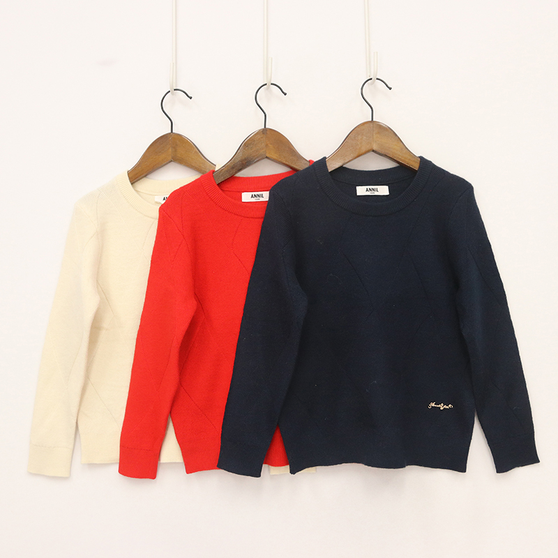 圆领菱形提花金属章牌针织衫