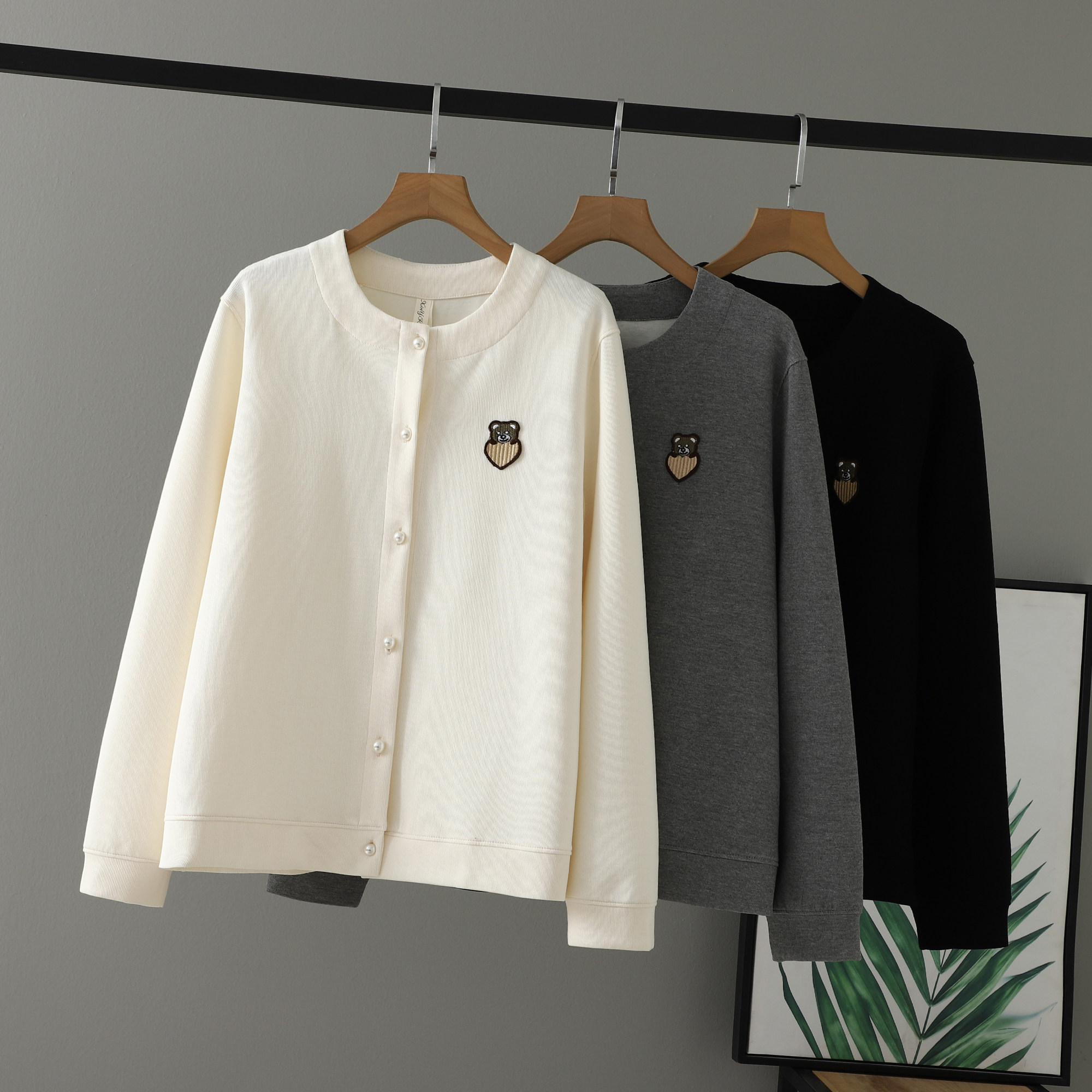 2026新款春装大码女装胖妹妹显瘦上衣女小熊刺绣纯色圆领中年外套