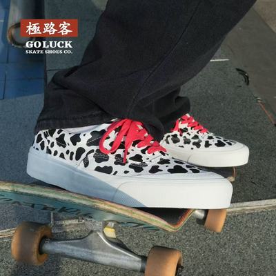 极路客新款彩虹夹心奶牛纹校园风休闲板鞋男女款情侣运动帆布鞋