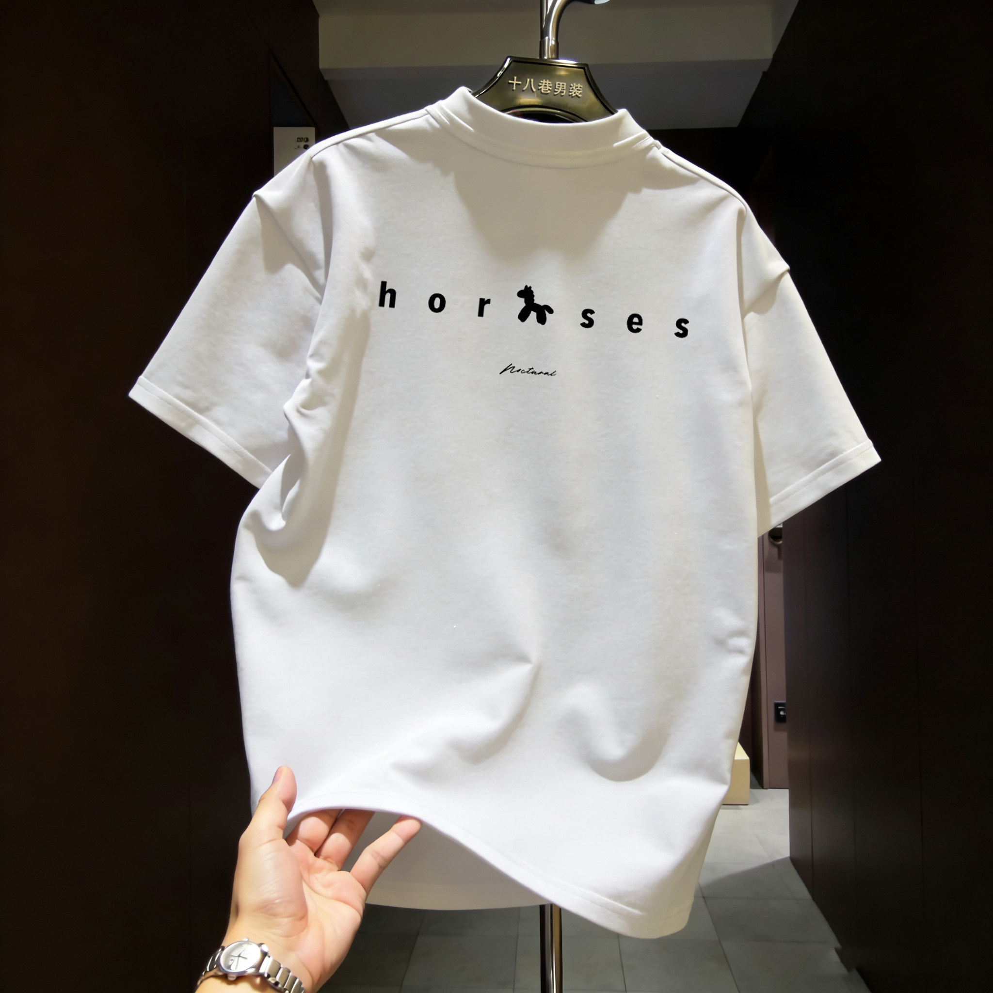 2026新款休闲风圆领短袖T恤男宽松潮牌黑马字母印花百搭潮流上衣