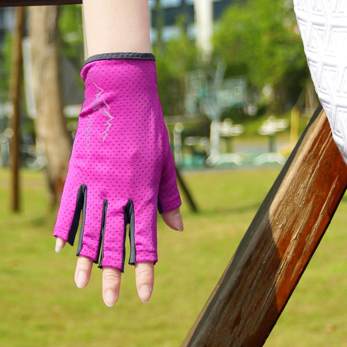 雪丘岛户外纯色网眼防滑半指手套