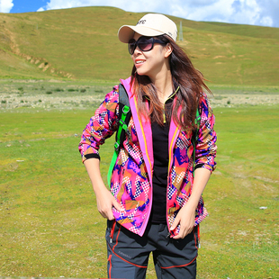 雪丘岛户外秋新品 休闲印花连帽迷彩软壳衣保暖抓绒登山徒步外套女