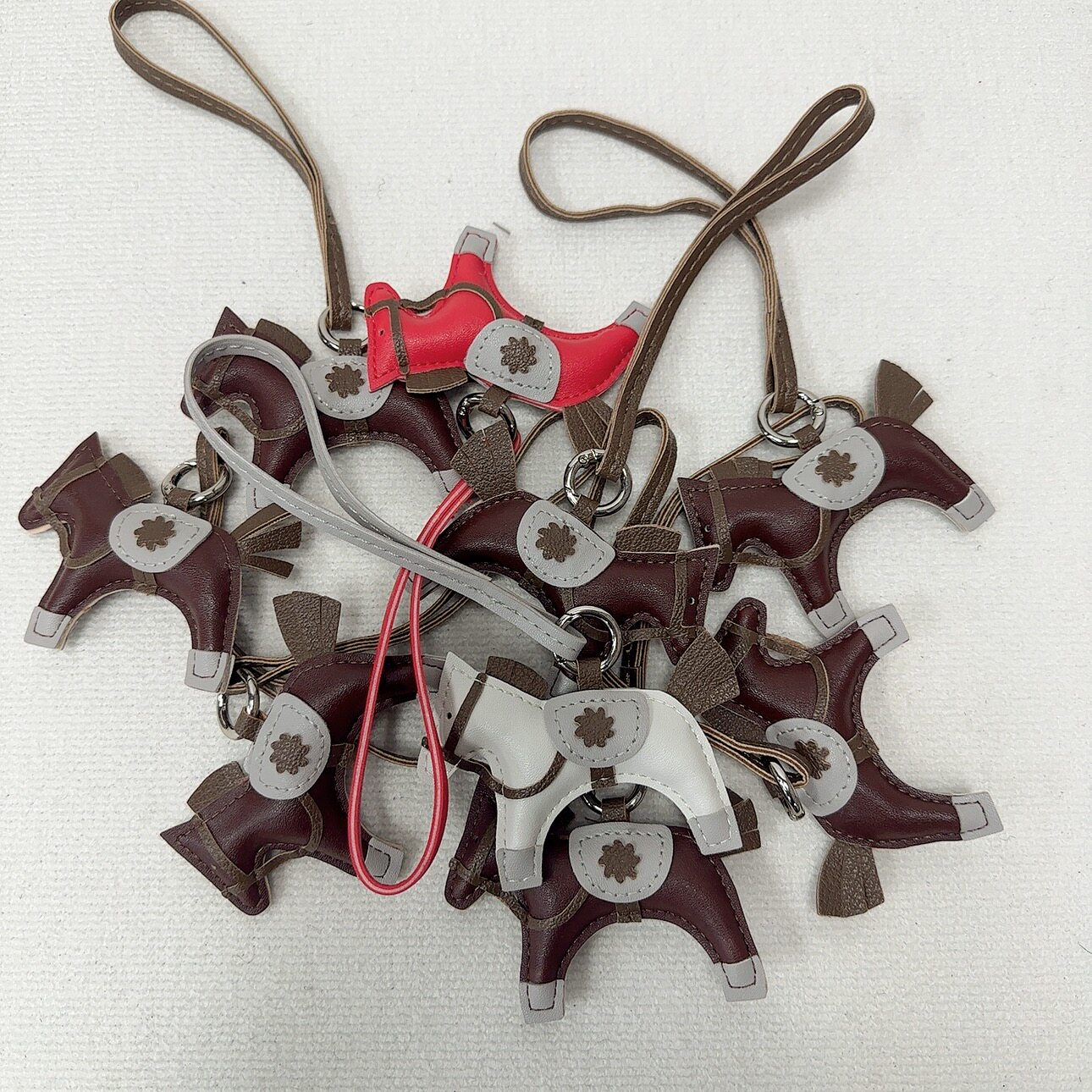 皮革手工复古风小马挂件，笑脸挂件，三色雏菊挂件包包配饰钥匙扣