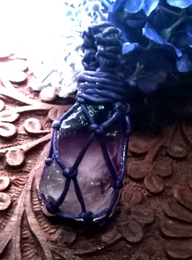 福百瑞原创天然紫萤石随意原石网兜蜡绳项链